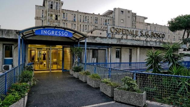 Dottoressa picchiata al pronto soccorso a Napoli: due donne indagate, vigilante sospeso