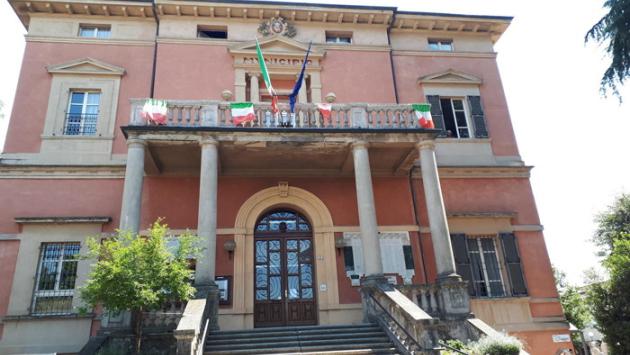 Lavora in Comune a Bibbiano, indagato per abusi su un minore