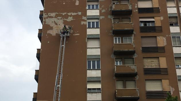 Cadono calcinacci: vigili del fuoco in viale Bottego