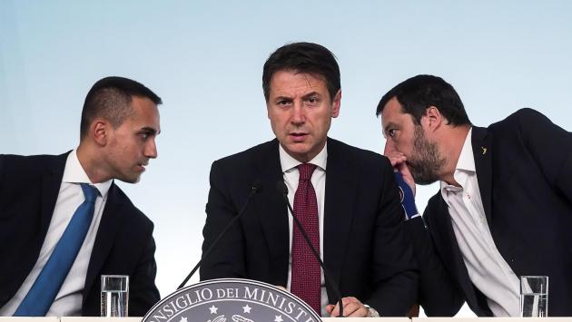 Politici che litigano e ragazzi che lavorano