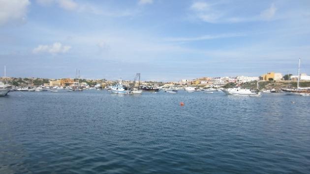 Barca di  turisti affonda a Lampedusa: tutti salvi