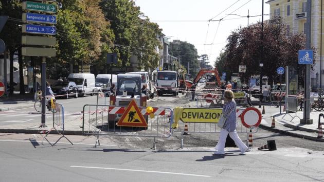 Via Emilia Est chiusa per lavori di asfaltatura