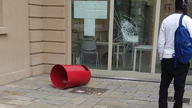 Vandali al Centro per l'impiego