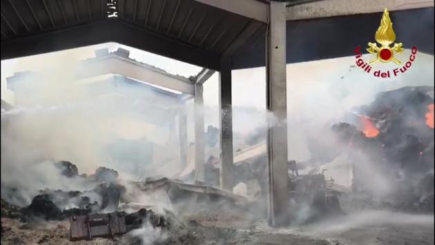 Fienile in fiamme a Monticelli Terme: danni per oltre 700.000 euro