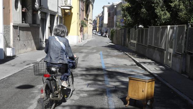 E nelle righe blu qualcuno parcheggia... un comodino