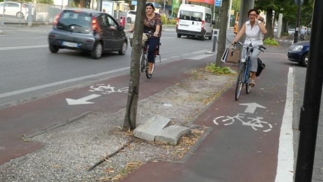 In bici sulla pista ciclabile numero 4, tra buche e lampioni