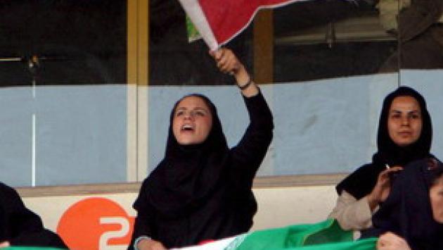 Stadi vietati alle donne: morta la tifosa iraniana che si era data fuoco per protesta