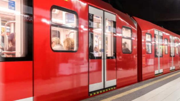 Si aggirava vestito da Joker e con pistola finta nella metro di Milano, denunciato