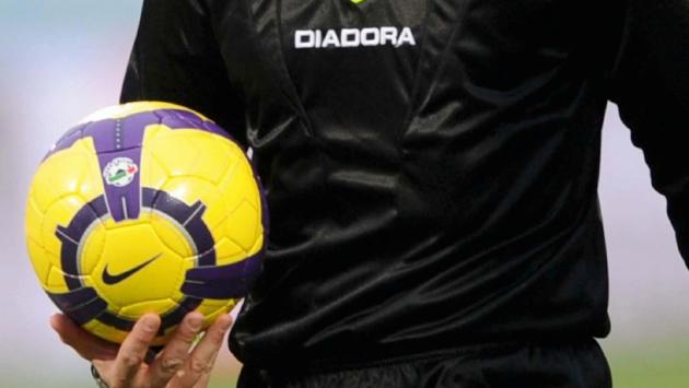 L'arbitro richiama il giocatore. Lui lo prende a calci