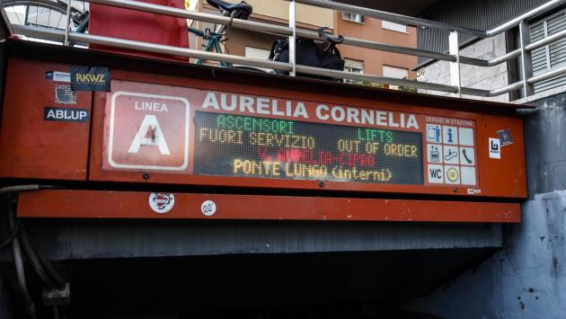 Metro Roma: passeggeri a piedi in galleria per un guasto