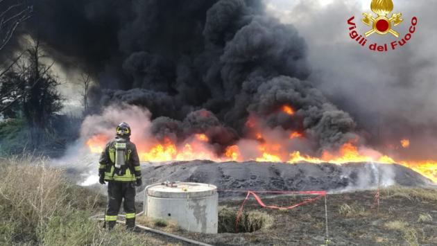 Stato d'emergenza ad Avellino per un incendio in una fabbrica di materie plastiche
