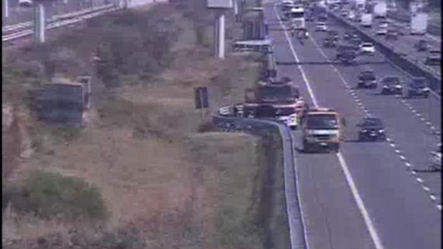 Furgone si ribalta in A1 all'altezza di Fidenza: soccorsi in azione. 4 km di coda