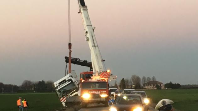 Il recupero del camion ribaltato a Madregolo