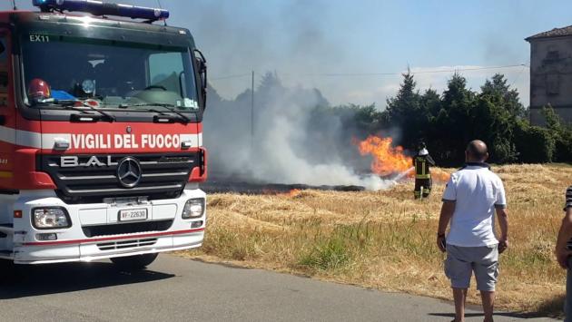 Nuovo incendio a Pontetaro in un campo 