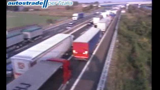 Incidente mortale sull'A1, riaperto il tratto tra Fiorenzuola e complanare di Piacenza. 6 km di coda in zona Fidenza