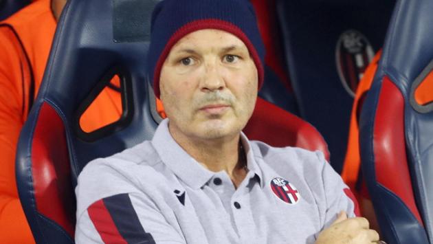  I cori del Bologna sotto la finestra d'ospedale di Mihajlovic,  e lui si affaccia - Video 