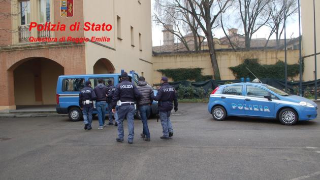 Reggio Emilia, scopre un selfie del figlio minorenne con delle armi e lo denuncia