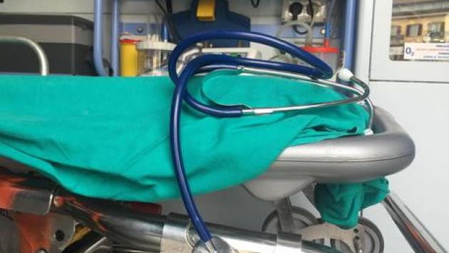 Sedicenne sniffa colla, ricoverato in rianimazione