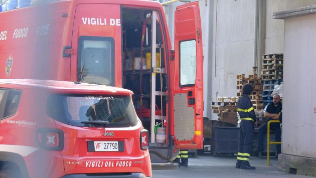 Incendio in un'azienda che commercializza cannabis: tre feriti. Uno è grave