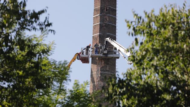Operai al lavoro sulla ciminiera del Paganini