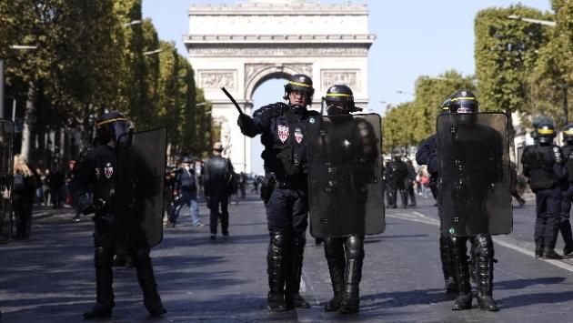 Parigi, i black bloc dirottano la marcia per il clima