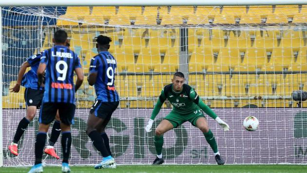 Tardini, cori razzisti contro Dalbert: Atalanta-Fiorentina sospesa per 3' poi finisce 2-2