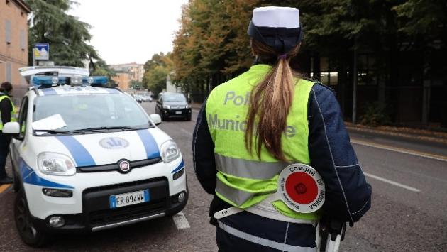 Ciclisti senza luci a Modena, multa e kit  in omaggio