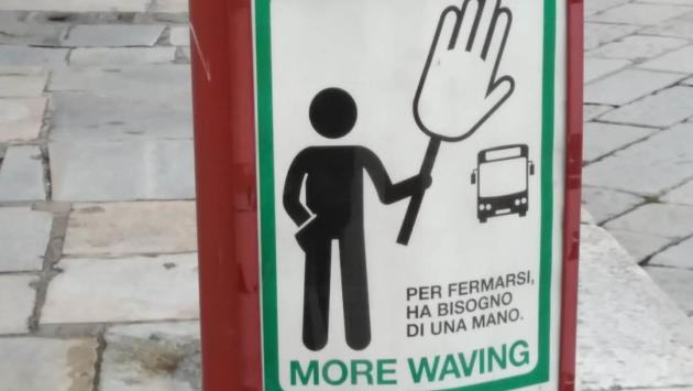 Novità alle fermate: gli avvisi italo-inglesi che spiegano le 'buone maniere' sul bus