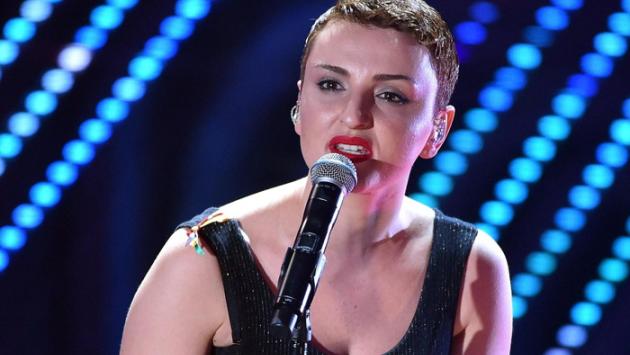 Arisa rinuncia al Pride, "insulti dopo le parole su Meloni" 