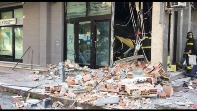 Fanno esplodere un bancomat nel Reggiano e fuggono con il bottino