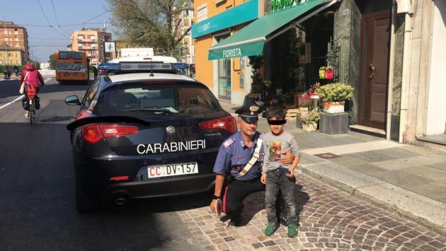 Bimbo che vaga in via D'Azeglio in cerca dei genitori: lo aiutano i carabinieri