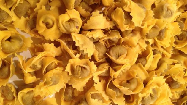 Tortellini senza carne di maiale a Bologna per la festa patronale: è polemica