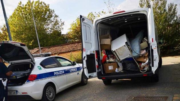 Abbandonano rifiuti abusivi, multati e costretti a ripulire