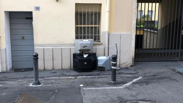 Televisori in strada. Da dieci giorni...