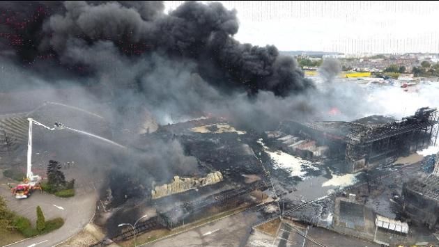 Nuovo impressionante incendio in Francia, fumo nero nella banlieue di Lione