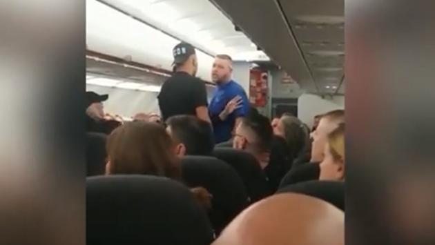 Mega rissa in volo, aereo costretto all'atterraggio di emergenza -  Video 
