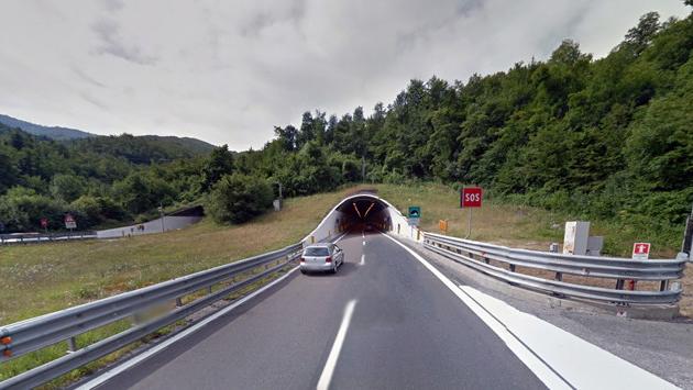 Contromano in A15, maxi multa e revoca della patente