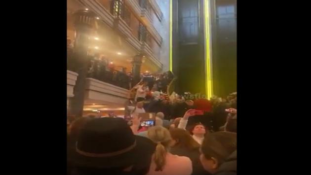 Crociera da incubo: i passeggeri si rivoltano - Video