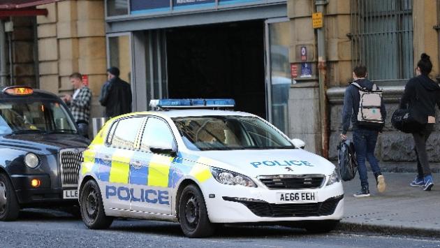 Cinque persone accoltellate davanti a un centro commerciale a Manchester. La polizia: è terrorismo