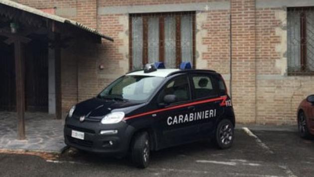 Litiga con l’anziano che assiste poi lo aggredisce col coltello: denunciata a Brescello