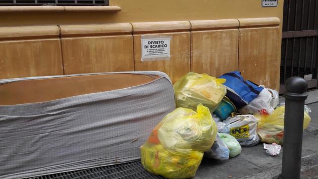'Domenica mattina coi rifiuti in borgo Gazzola...."