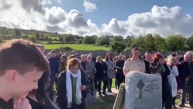 Irlanda, la voce del defunto risuona dalla bara: il funerale diventa tragicomico - Video 