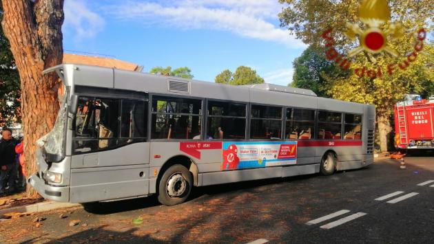 Roma, bus contro albero: salgono a 29 i feriti. Scontro tra auto e bus Atm a Milano