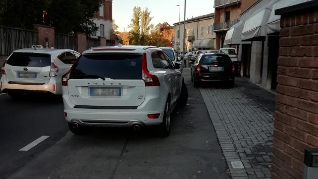 Marciapiede impraticabile in via Langhirano
