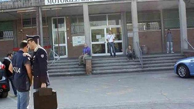 Sostiene l'esame della patente al posto dell'amico, denunciati
