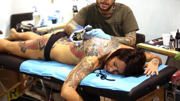 Sono 7 milioni gli italiani con un tatuaggio. E molti non sanno i rischi che corrono
