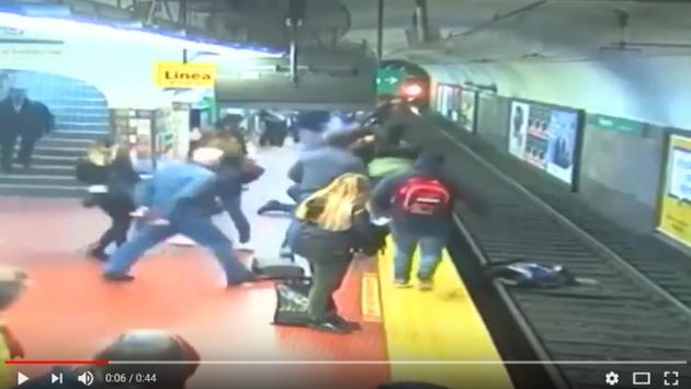 Sviene e spinge un donna mentre arriva il metrò: salva grazie ai pendolari - video
