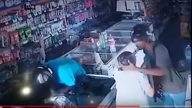Anziana offre i suoi soldi al ladro. Lui rifiuta e la bacia in fronte - Video