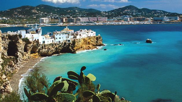 Titolari di un bar di Savona regalano ai dipendenti vacanza a Ibiza di 4 giorni