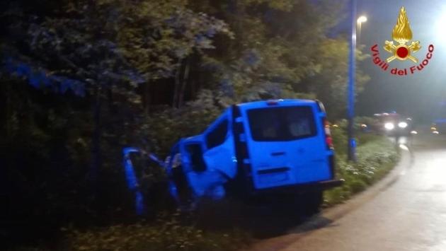 Scontro bus navetta-auto, 6 feriti lievi